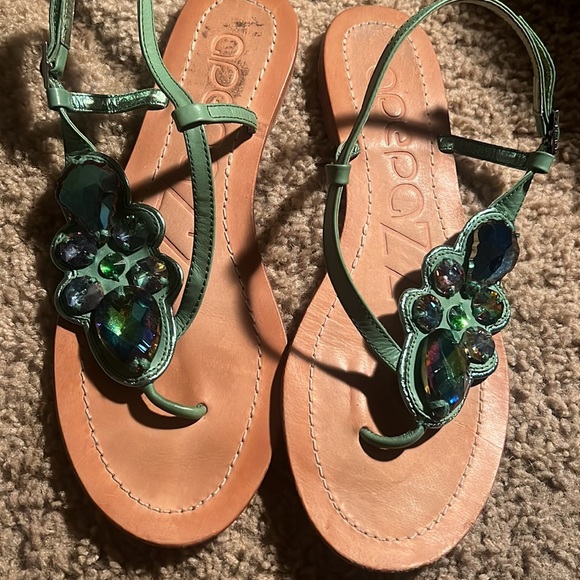 APEPAZZA Green Leather Crystal Jeweled Thong Flat Low Heel Sandal - Picture 2 of 3